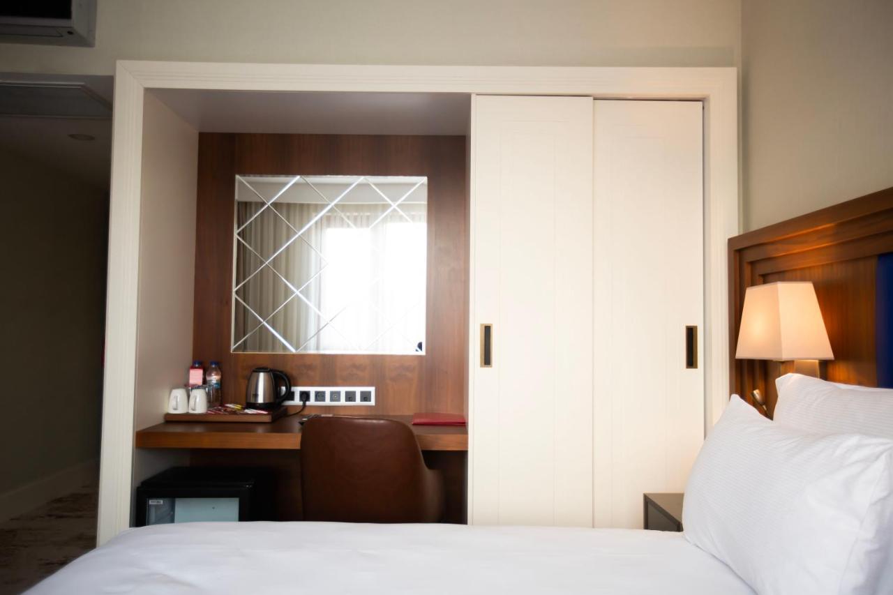 Ramada Plaza Sultanahmet Hotel Istanbul Exterior photo A sliding door