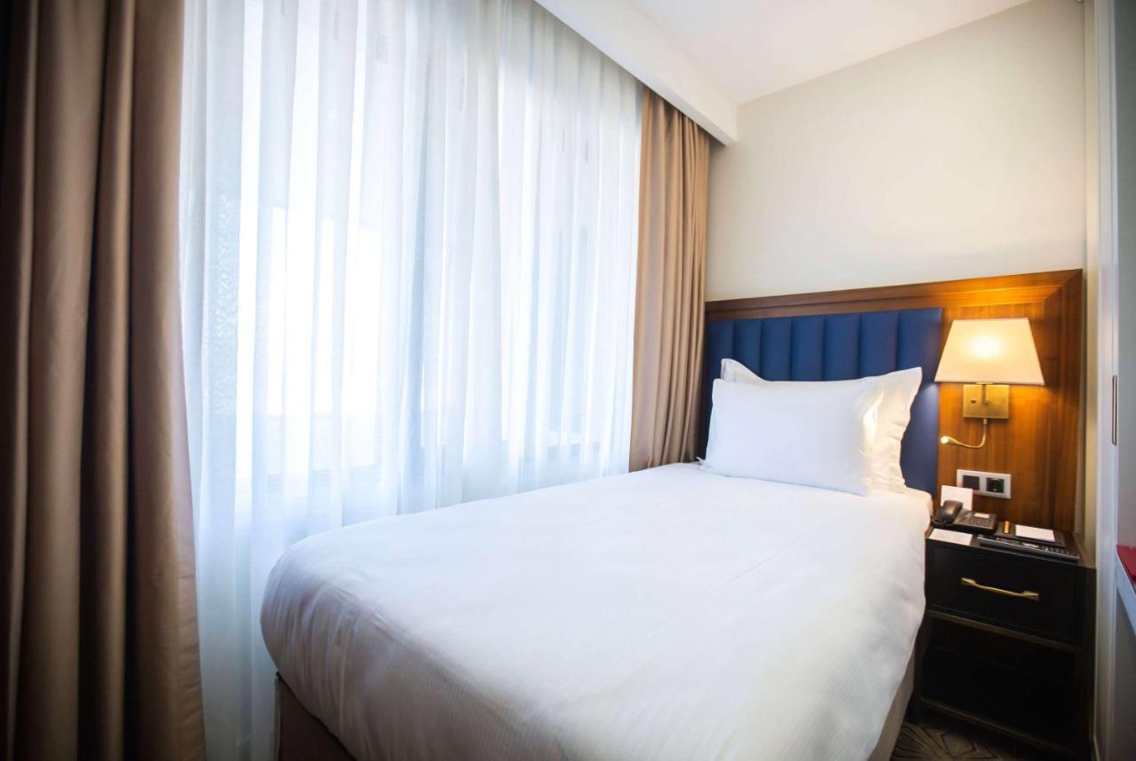Ramada Plaza Sultanahmet Hotel Istanbul Exterior photo A bedroom at the hotel