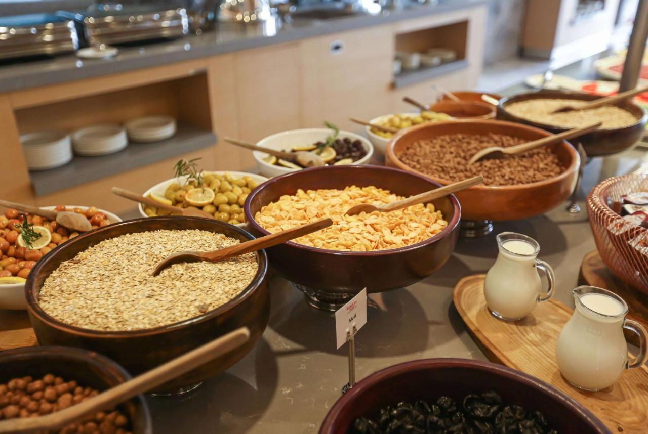 Ramada Plaza Sultanahmet Hotel Istanbul Exterior photo A selection of cereals at a buffet