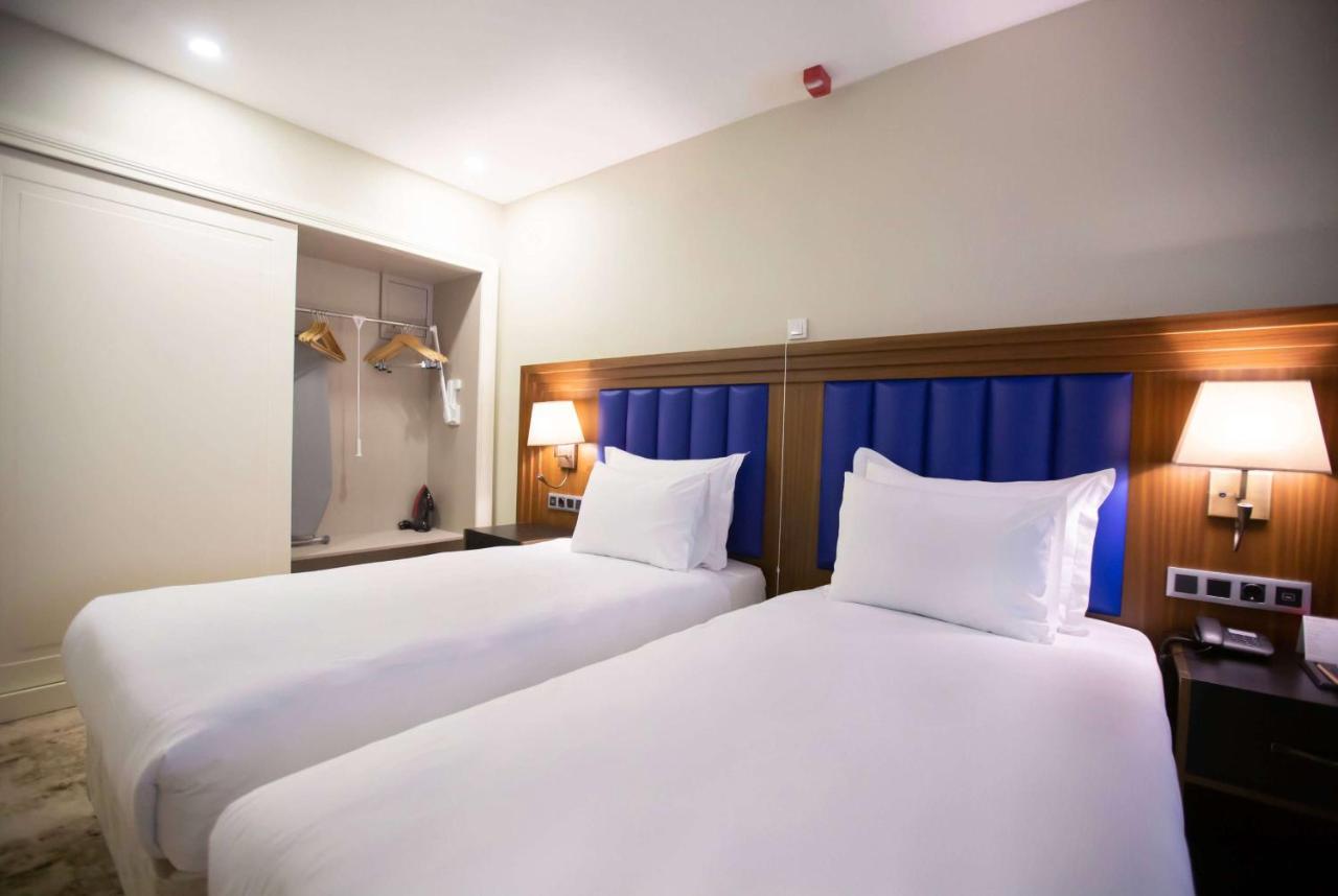 Ramada Plaza Sultanahmet Hotel Istanbul Exterior photo A room at the hotel