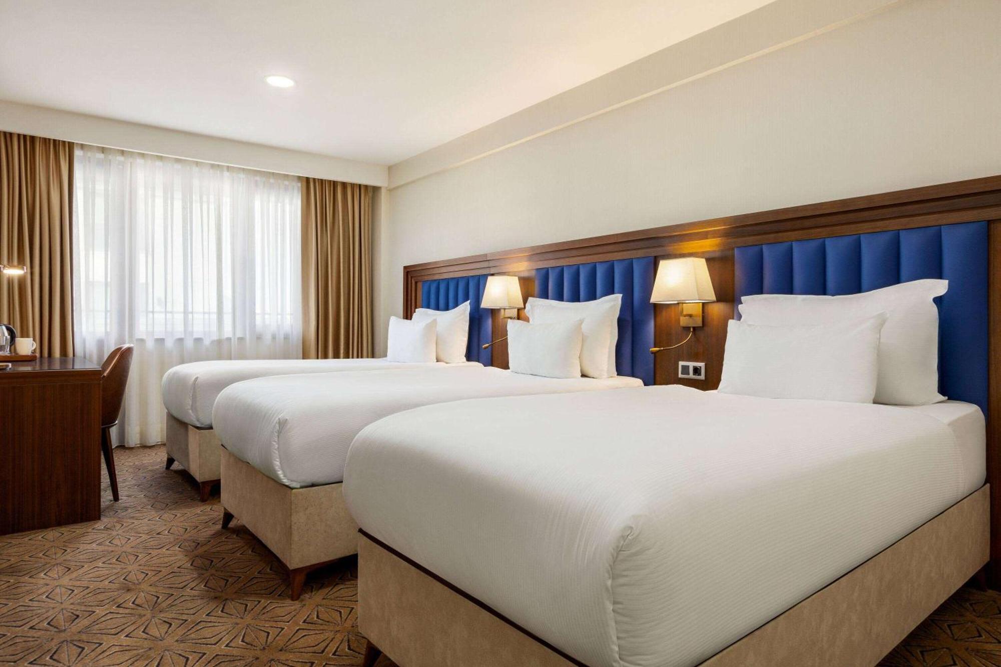 Ramada Plaza Sultanahmet Hotel Istanbul Exterior photo A room at the hotel